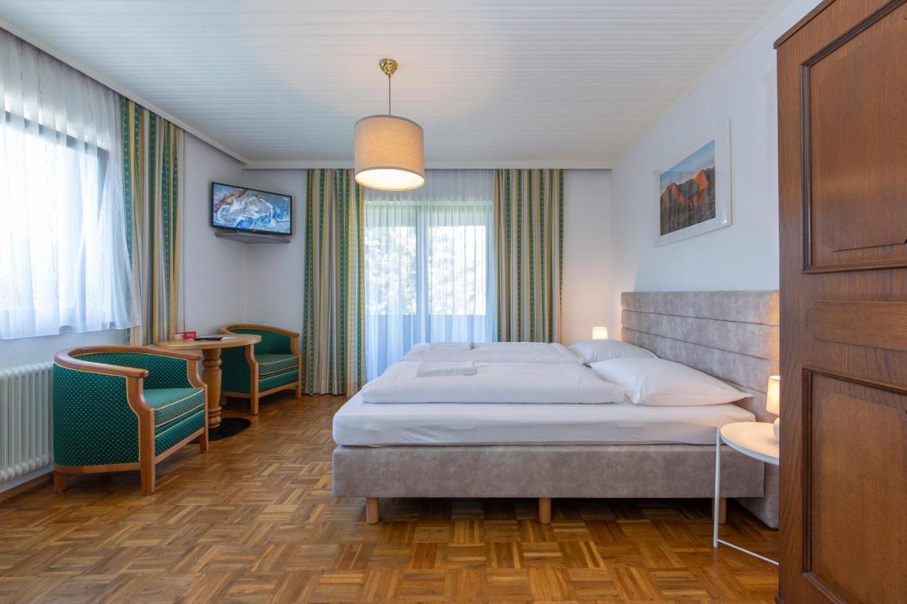 Tirolerhof Hotel Sankt Georgen im Attergau Luaran gambar