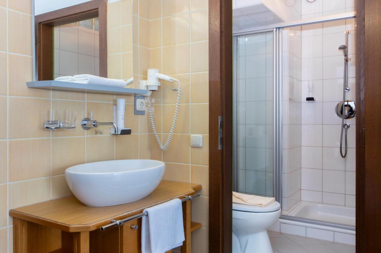 Tirolerhof Hotel Sankt Georgen im Attergau Luaran gambar